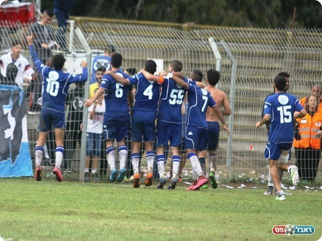 שחקני מגדל חוגגים (שלומי גבאי)